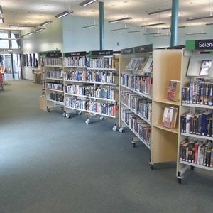 Galerie · Bücherei von innen